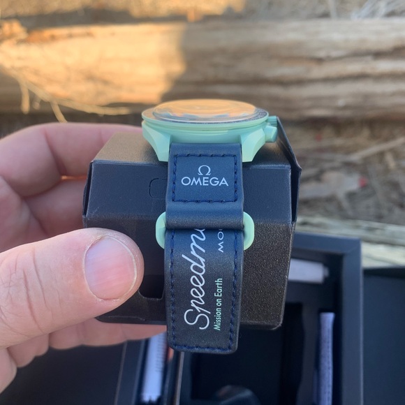 New Omega x Swatch Mission On Earth 🌎 MoonSwatch Mission To Earth With All Docs - Picture 4 of 8